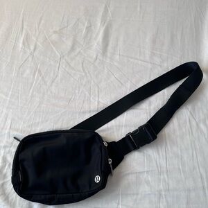 lululemon athletica 2L Black Belt Bag